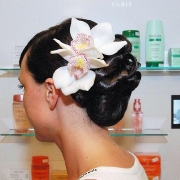 Galeria fryzur - ślubne upięcia włosów z kwiatem