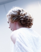 Galeria fryzur - eleganckie upięcie kręconych włosów-1