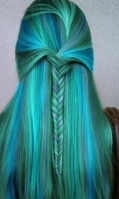 Długie niebieskie włosy z warkoczem