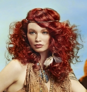 Galeria fryzur - długie, koniakowo - rude, falowane włosy