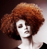Galeria fryzur - włosy średnie, afro