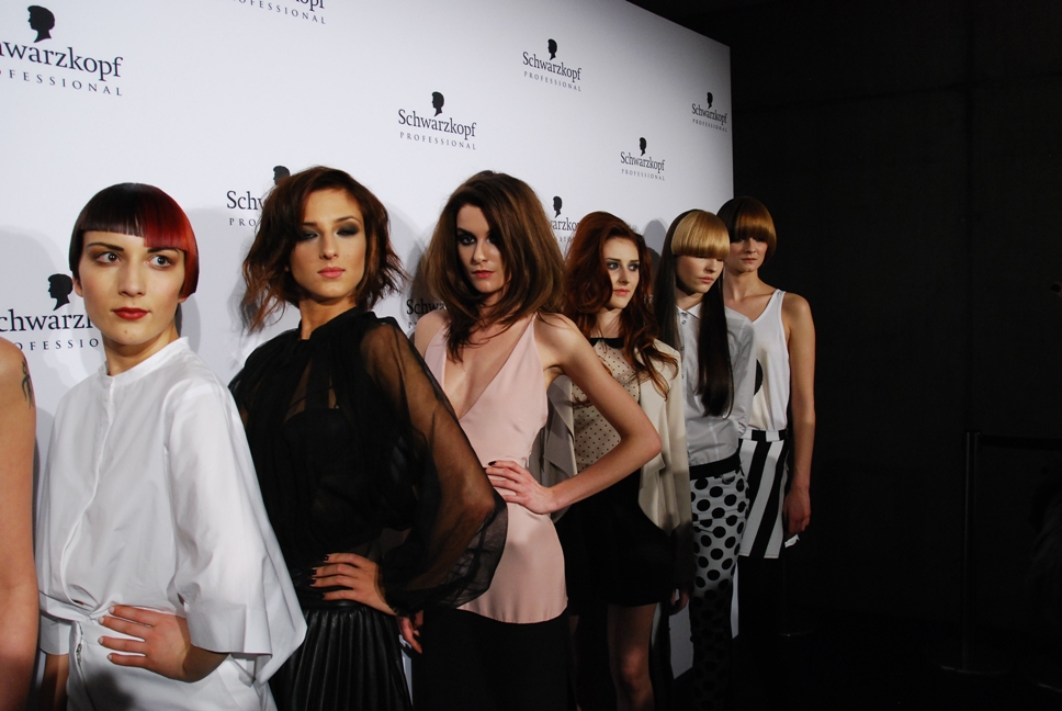 modne fryzury 2013: Essential Looks 'Colour Buzz' 1:2013