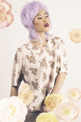 Inspiracja mangą: fryzura w kolorze bladego fioletu