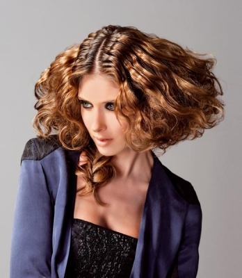 Galeria fryzur - fantazyjny warkocz z kręconych włosów