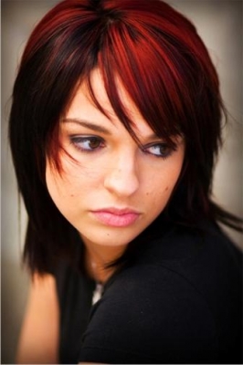 Galeria fryzur - czerwone pasemka na czarnych włosach