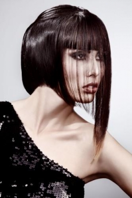 Galeria fryzur - włosy średnie, fryzura asymetryczna